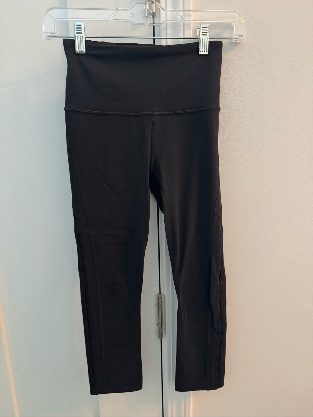 Athleta Horizon Scallop Capri Black High-Waist Cropped Leggings